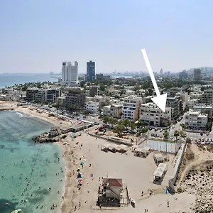 לבקר במלון